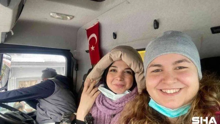 Kar esaretinde hastaneye iş makinesiyle giden ebeler, o anları anlattı