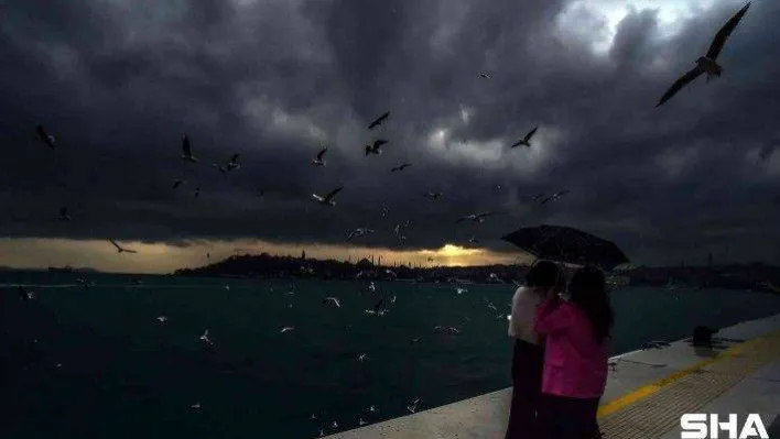 Kar yağışı öncesi İstanbul'u kara bulutlar kapladı