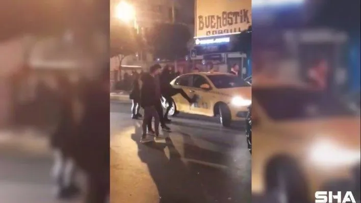 Karaköy'de yılbaşı gecesi taksiciye tekmeli saldırı kamerada