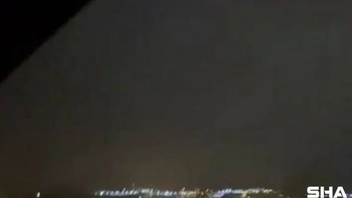 Karda yiyecek bulmakta zorlanan domuz sürüsü şehir merkezine indi