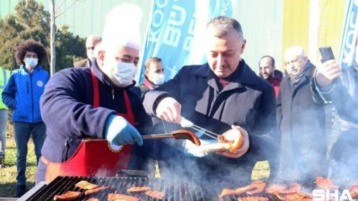 Karla mücadele eden ekiplere Başkan Büyükakın'dan sucuk ekmek ziyafeti