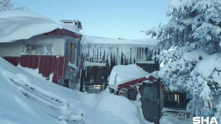 Karlar altında kalan evler ve doğa, seyrine doyumsuz manzaralar oluşturdu