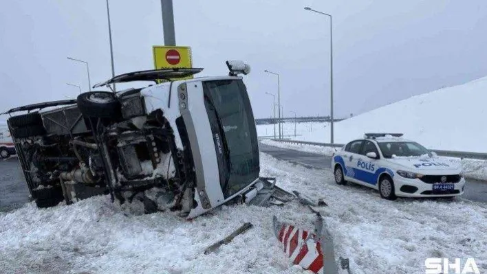 Karlı yolda servis minibüsü yan yattı: 3 yaralı
