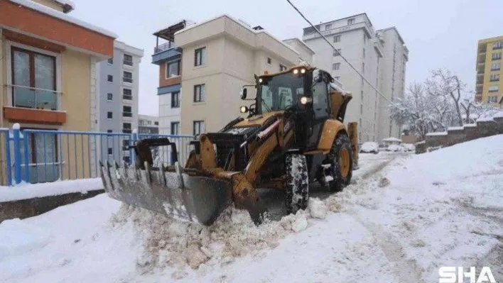 Kartal Belediyesi, karla mücadele çalışmalarına 7/24 devam ediyor