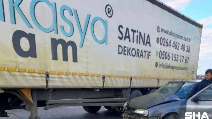 Kavşaktan dönen tır ile otomobil çarpıştı: 2 yaralı