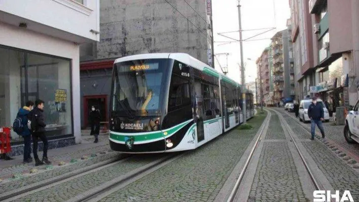 Kırmızı ışıkta geçen otomobil, tramvaya böyle çarptı