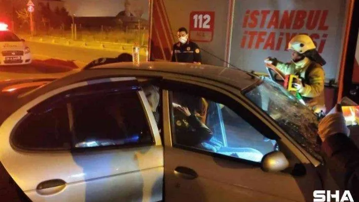 Kontrolden çıkan otomobil park halindeki minibüse çarptı, minibüs 40 metre ileri fırlayıp duvara çarptı