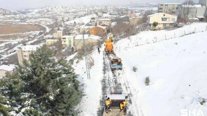 Küçükçekmece Belediyesi ekipleri gün boyunca kar küreme ve tuzlama çalışmalarına devam etti