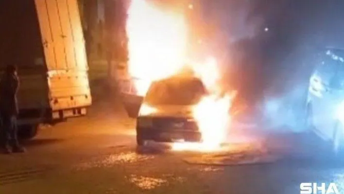 Küçükçekmece'de alev topuna dönen araç küle döndü