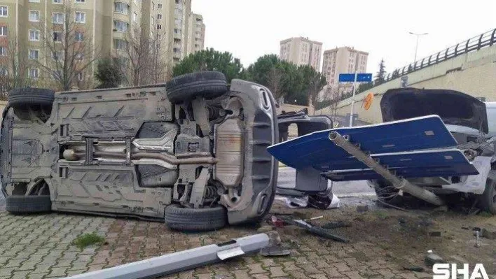 Küçükçekmece'de kavşakta kontrolsüz sürücüler kaza yaptı: 2 yaralı