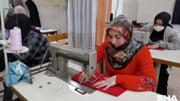 Kursiyer anneler ihtiyaç sahibi çocuklara elbise dikti