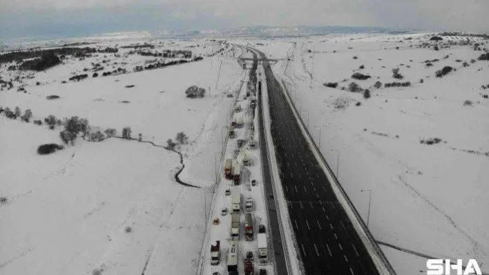 Kuzey Marmara Otoyolu'nda mahsur kalan onlarca tır drone ile görüntülendi