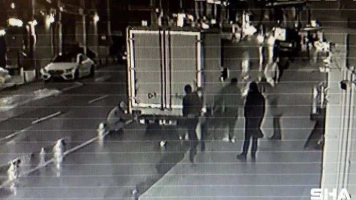 Laleli'de kamyonun altına giren alkollü genci, üstüne su atarak çıkardılar