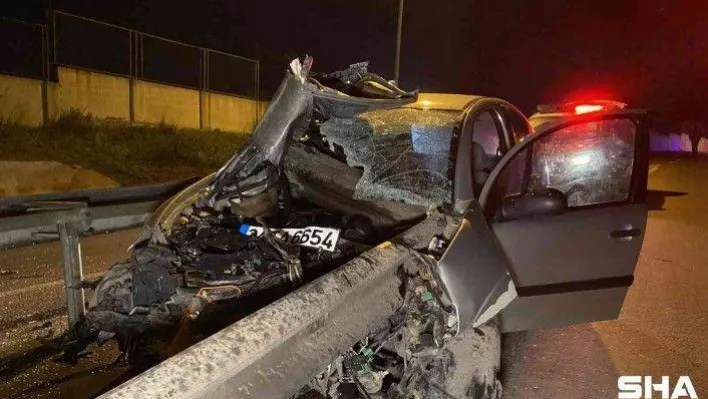 Maltepe'de otomobil bariyere ok gibi saplandı:1 yaralı