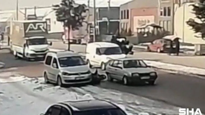 Motosiklet sürücüsünün iki araç arasına sıkıştığı kaza kamerada