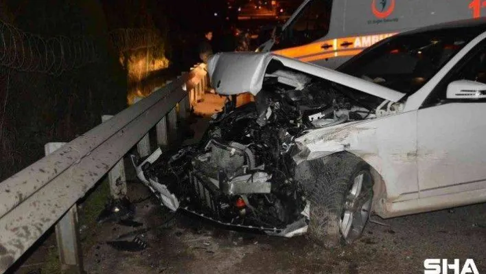 Önce önündeki araca, sonra bariyerlere çarptı: 3 yaralı