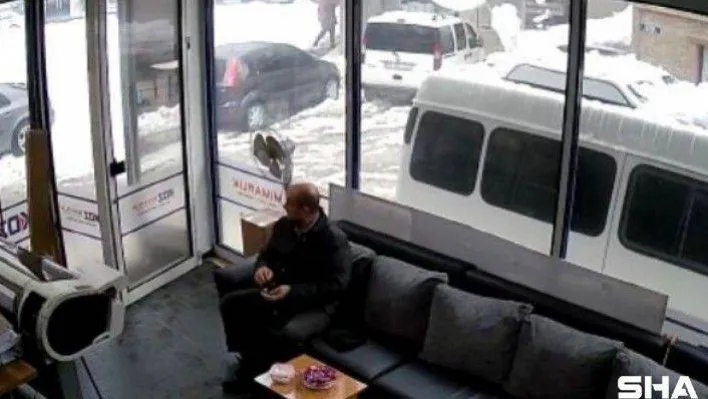 Otomobili çatıdan düşen kar kütlesiyle 1 dakika sonra kullanılamaz hale geldi