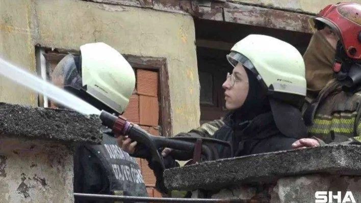 (Özel) Bursa'da madde bağımlılarının yaktığı iddia edilen metruk binayı stajyer öğrenciler söndürdü