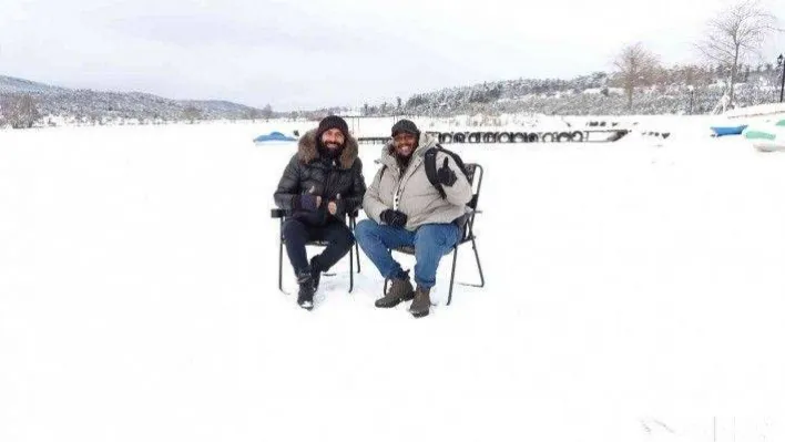 (Özel) Doğa harikası gölet dondu...Üzerine yazı yazdılar