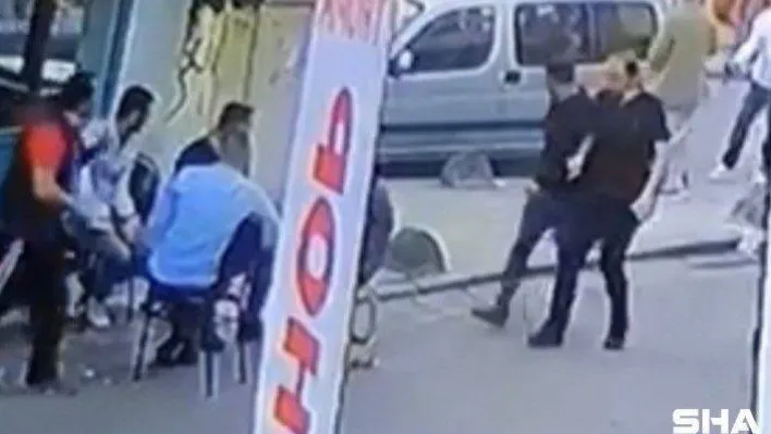 (Özel) İstanbul'da akıl almaz olay kamerada: Korkutmak için yere açtığı ateşle adamı vurdu
