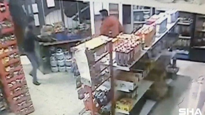 (Özel) İstanbul'da bakkalda dehşet anları kamerada: Kavgalı olduğu şahsı bakkalda bacağından vurdu