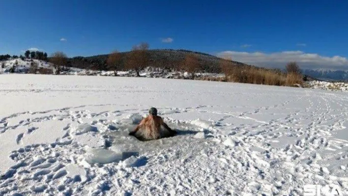 (Özel) Uludağ'ın buz tutan göllerini testere ile kesti...Üzerinde yürüyüp altında yüzüyor