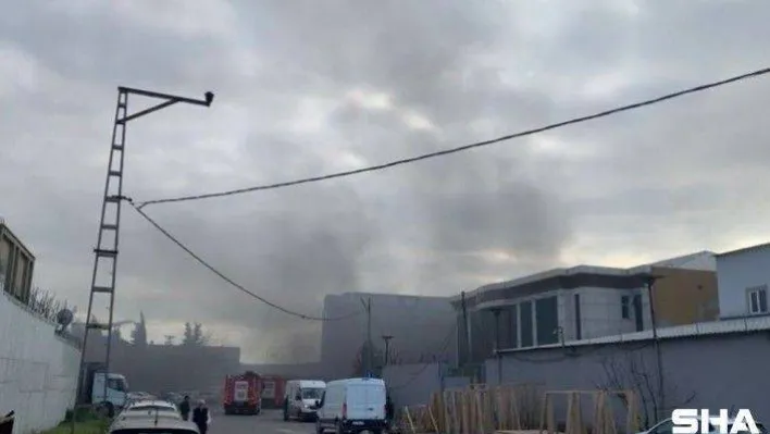 Pendik'te demir fabrikasında patlamanın ardından yangın çıktı
