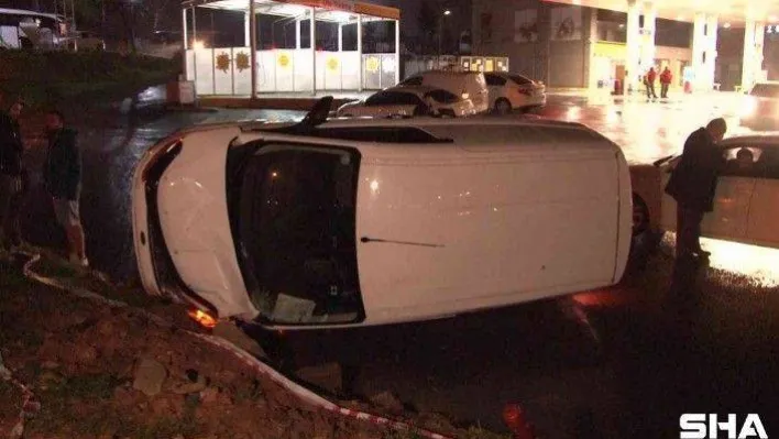 Pendik'te virajı alamayan araç refüje çıkıp takla attı: 1 yaralı