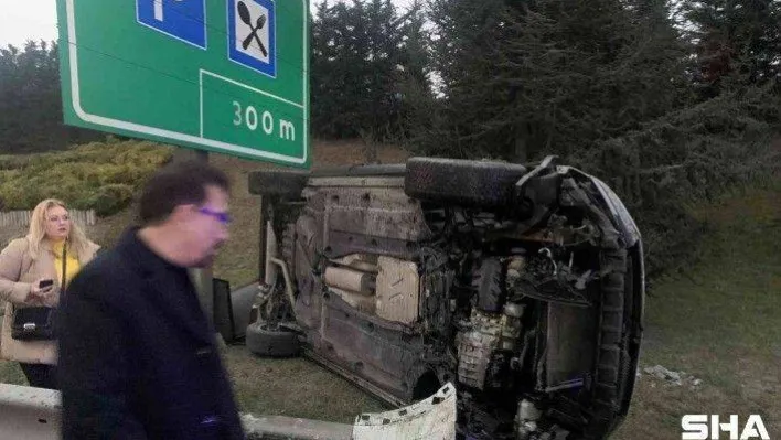 Sancaktepe TEM'de araç bariyerlere çarparak takla attı