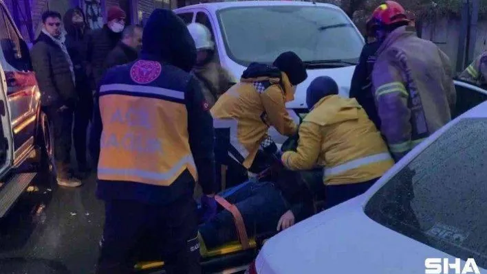 Sancaktepe'de iki araç çarpıştı, sürücü araçta sıkıştı