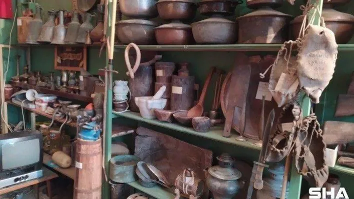 Şehir hayatından vazgeçerek yerleştiği köyde, evinin alt katını müzeye çevirdi