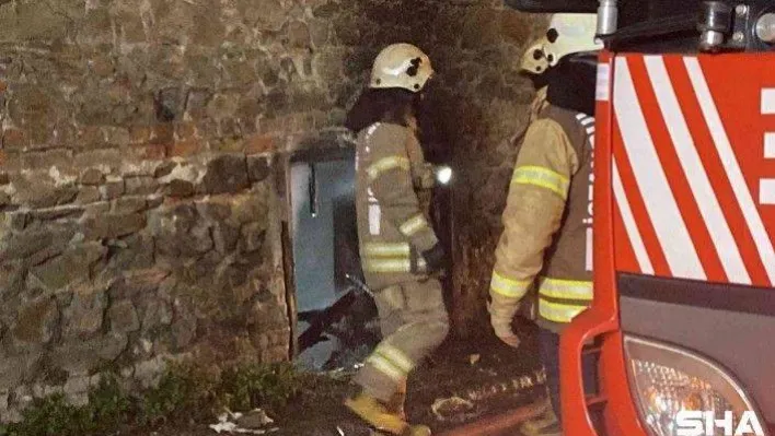 Şişli'de evsizlerin ısınmak için ateş yaktığı metruk bina alev alev yandı