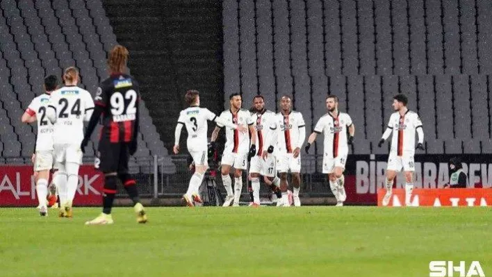 Spor Toto Süper Lig: Fatih Karagümrük: 0 - Beşiktaş: 1 (İlk yarı)