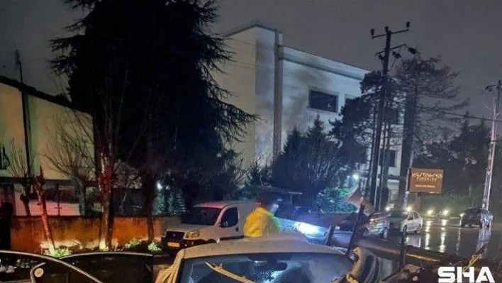 Su birikintisine girerek kontrolden çıkan lüks otomobil elektrik direğine çarptı