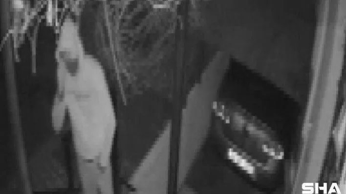 Sultanbeyli'de evin deposunda hırsızlık yapan şahıslar kamerada