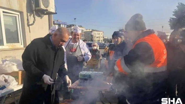 Sultangazi Belediyesi personeline sucuk ekmek ile teşekkür etti