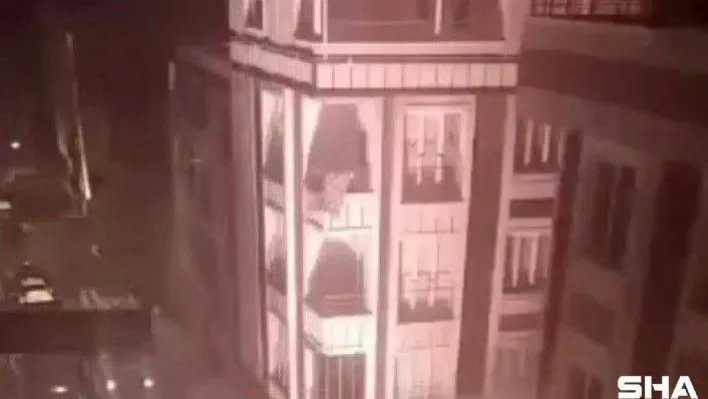 Sultangazi'de bomba gibi patlayan yer altı kabloları paniğe neden oldu