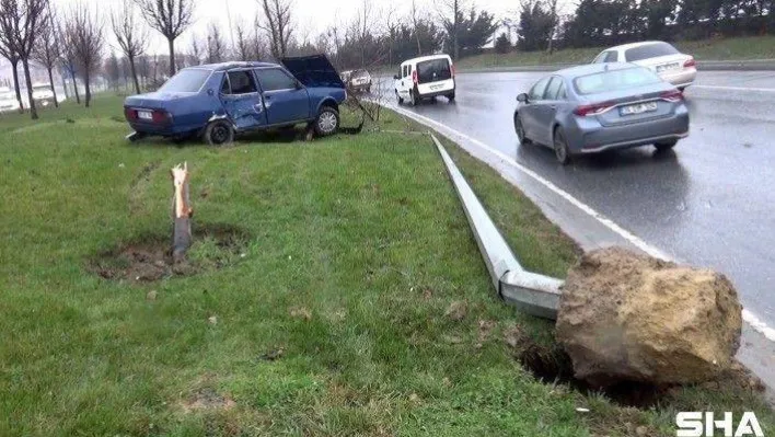 Sultangazi'de direksiyon hakimiyetini kaybeden sürücü refüje çıktı