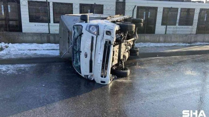 Sultangazi'de kamyonet yan yattı sürücü kazayı yara almadan atlattı