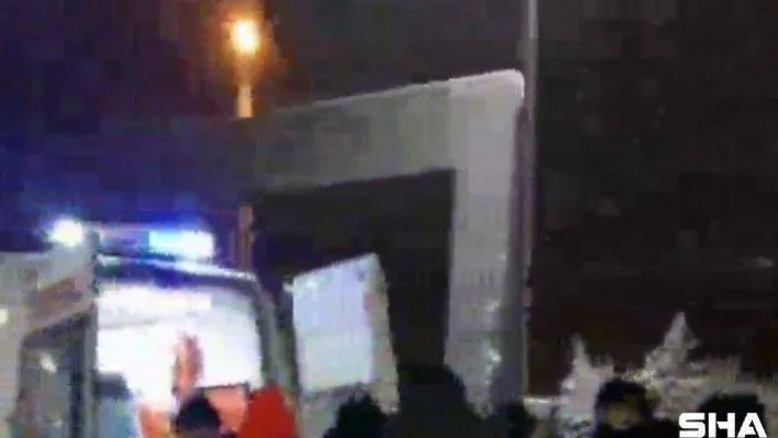 Sultangazi'de karda yürüyüş yaparken düşen kişinin yardımına polisler koştu