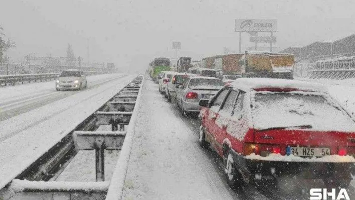 TEM Otoyolu ile D-100 karayolu İstanbul istikameti ulaşıma kapandı