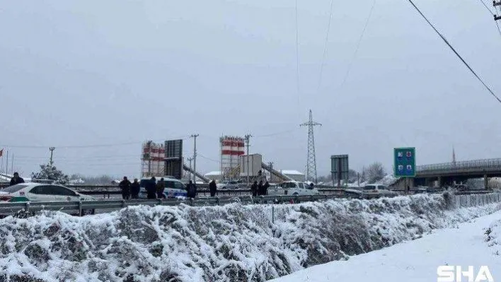TEM'deki kaza sonrası İstanbul istikametini trafiğe açmak için çalışmalar sürüyor