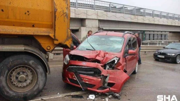 Tıra çarpan hafif ticari araçtaki kadın yaralandı