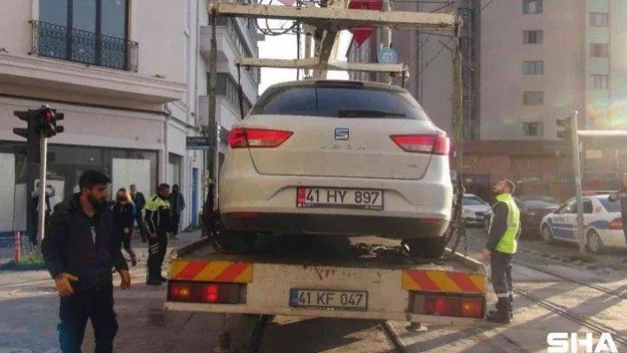 Tramvay ile otomobil çarpıştı, otomobilin içerisindeki 2 vatandaş yaralandı