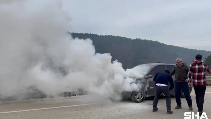 Uludağ yolundaki yoğunluktan yanan otomobil kullanılamaz hale geldi