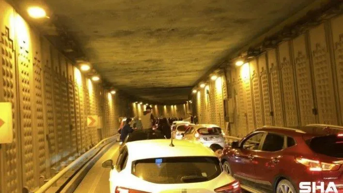 Ümraniye'de asker eğlencesinde trafik magandaları alt geçidi trafiğe kapattı