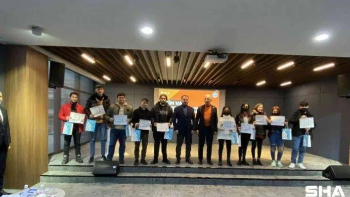Ümraniye'de 'İşim Var Okula Gidiyorum' projesinde karne ve sertifika heyecanı yaşandı