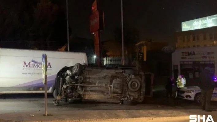Ümraniye'de ticari araca çarpan otomobil yan yattı