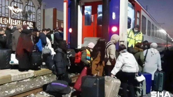 Üniversite öğrencileri trene binebilmek için zamanla yarıştı