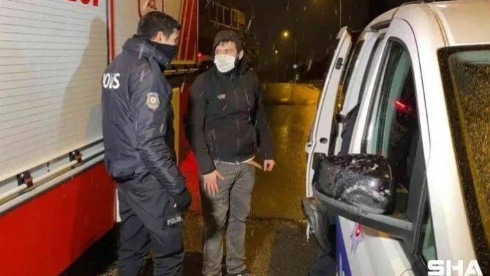 Üsküdar'da 2 kişi ısınmak için girdikleri evin çatısını yaktı